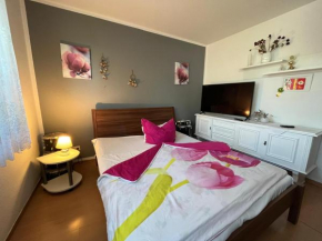 Schönes Haus mit 3 Zimmern Küche Bad & Wohnzimmer 2 Parkplätze